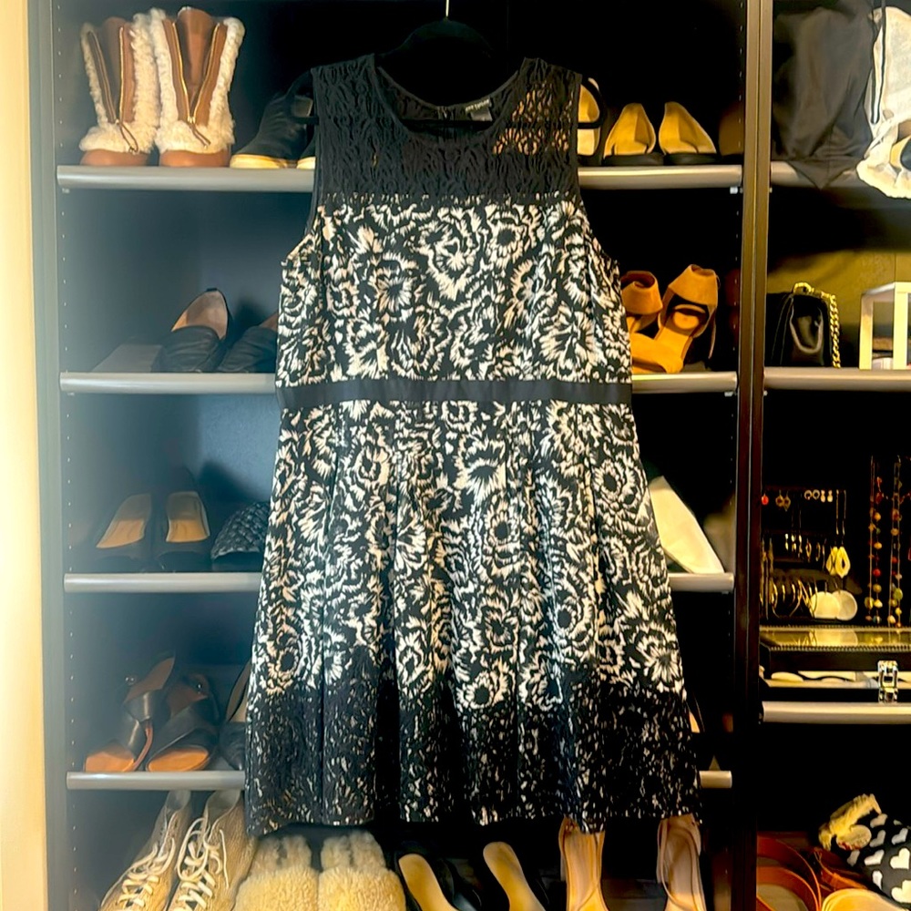 Like new! Beautiful lace detail dress!